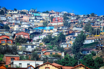 Fototapeta premium Colorful and Bright Houses on the Mountain Hills of Valparaiso, Chile
