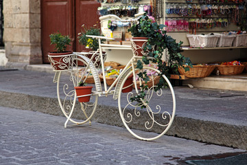Fototapeta na wymiar Decorative bicycle adorned with flowers