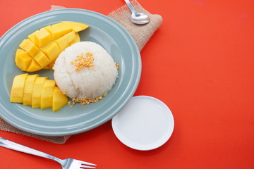 Fototapeta na wymiar Rice and Mango Thai desserts or mango sticky rice.