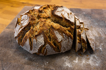 Sauerteig Brot auf Holzbrett