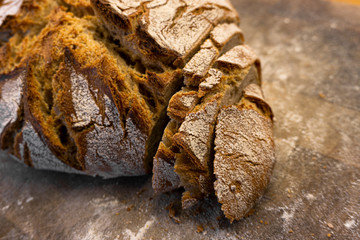 Sauerteig Brot auf Holzbrett