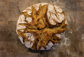 Sauerteig Brot auf Holzbrett