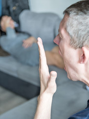 Psychiatre baillant  d'ennui devant sa patiente