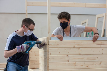 Mit Mundschutz am Bau