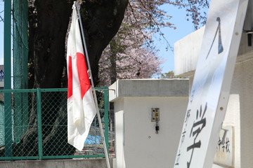 入学式と正門の国旗