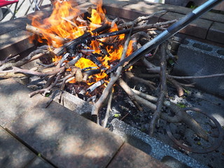 レンガ作りのかまどでバーベキュー をするための火起こし段階