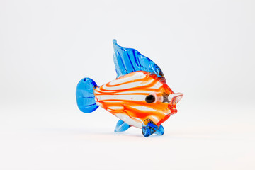 Nahaufnahme von einem bunten exotischen Fisch aus Glas isoliert vor weißem Hintergrund