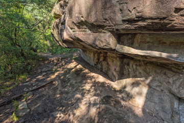 Fototapeta na wymiar Overhanging rock formation on the hiking trail to Tugela Gorge
