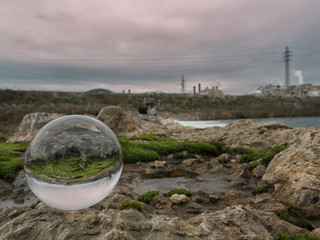 Paisaje visto a través de una bola de cristal