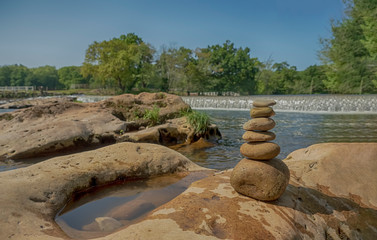Montaña de rocas junto al río