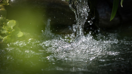 Plätscherndes Wasser im Teich 1 (2020-04)