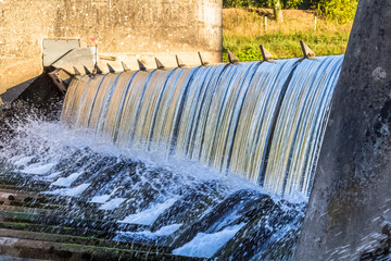 chute d’eau, barrage usine hydroélectrique d’Ambialet, Tarn, France 