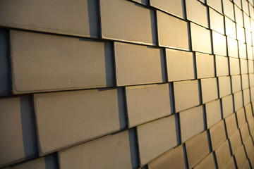 Bekleidung einer Fassade aus technisch hergestellten künstlichen Platten, oder Kunstschiefer in brauner Farbgebung und in universeller Deckung