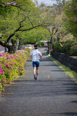 Fototapeta premium 朝の公園でジョギングしている男性