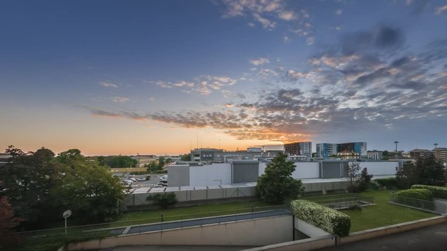 cielo al tramonto con nuvole magiche