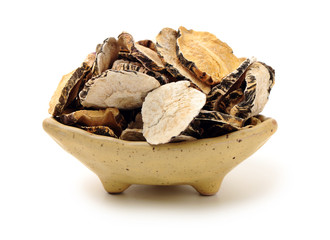 Peruvian ginseng or maca Lepidium meyenii, dried root and pow ，slice on a white background 