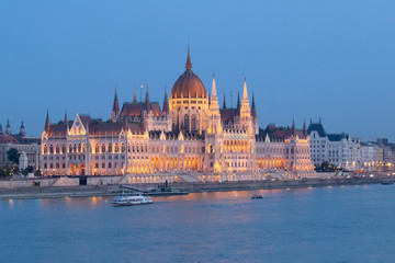 Obraz premium Das ungarische Parlament bei Abenddämmerung im Sommer