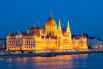 Fototapeta na wymiar Das ungarische Parlament bei Abenddämmerung im Sommer