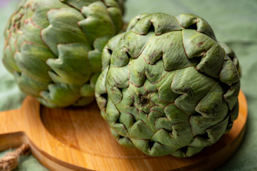 Obraz premium Big ripe uncooked green globe artichoks vegetables