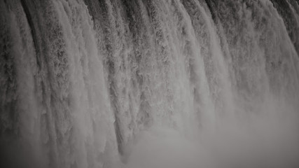 les puissantes chutes du Niagara en noir et blanc