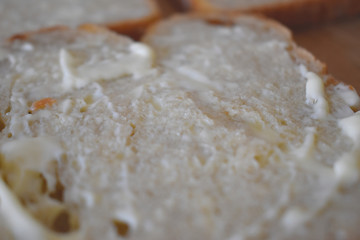 Fototapeta na wymiar Brot mit Mayonnaise sind eine gute Grundlage für Sandwiches
