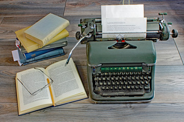 Alte Schreibmaschine mit Büchern und Aufzeichnungen (Studium, retro): 