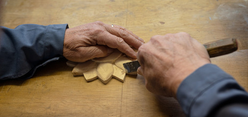 Alte Hände am Holzschnitzeln 