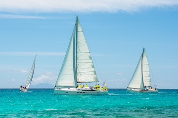Fototapeta premium Course de voiliers dans l'eau turquoise