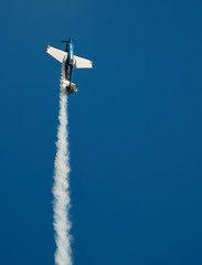 Avion de voltige grimpant à la verticale