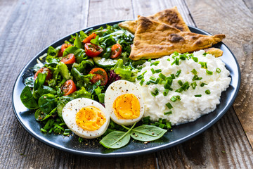Breakfast - boiled egg, cottage cheese and vegetables
