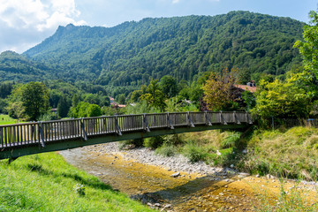 Brücke über Fluss am Waldweg.