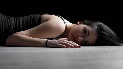 Naklejka premium Portrait of young woman lying down on a floor