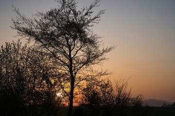 Obraz na płótnie Canvas Ländliche Morgenidylle - Tagesanbruch, Sonnenaufgang in Bayern im Hintergrund der Hesselberg