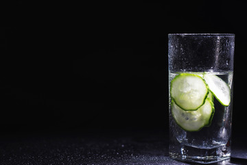 Cucumber water. Drinking water with fresh cucumber. Mineral water. Healthy, mineral-rich, refreshing water with cucumber.