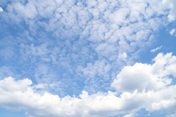Sommertag mit blauem Himmel mit Schäfchenwolken, bewölkt