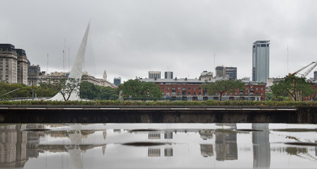 Obraz premium Business center and bridge in buenos aires