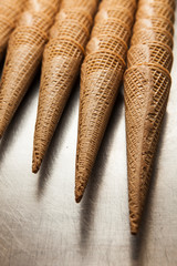 coni gelato in ordine pronti per essere usati in un gelateria