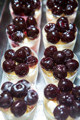 bicchierini di gelato con ciliegie sopra 