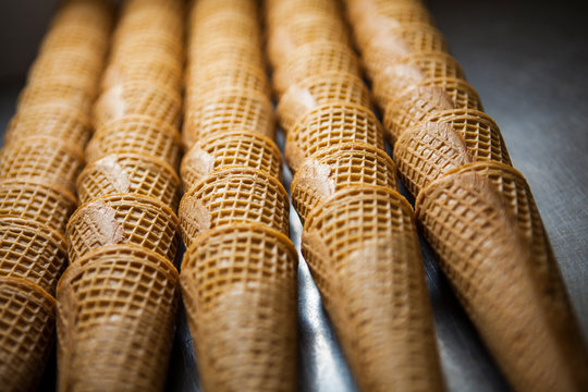 coni gelato in ordine pronti per essere usati in un gelateria