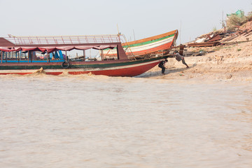 Obraz premium Boat on the river. Floating Village on Tonlesap Lake in Cambodia