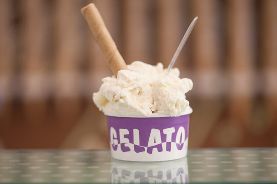 coppetta di gelato con la scritta in Italiano "Gelato" , isolata su sfondo scuro