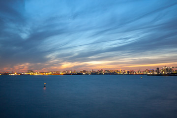 Obraz premium 若洲海浜公園から見た東京湾越の東京の夜景 