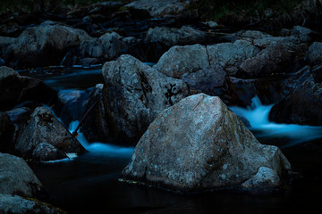 Große Steine im Fluss