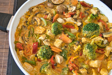 Gesundes, leckeres Thai Curry Gemüsepfanne Hühnchenpfanne Tom Yum Suppe mit Kurkuma, Currygemüse