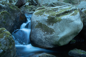 Fluss mit Steinen