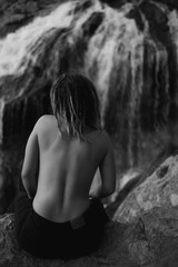 mujer atractiva desnuda en una cascada en la naturaleza blanco y negro
