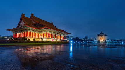 Obraz premium Chiang Kai Shek Memorial Hall at night in Taipei, Taiwan.