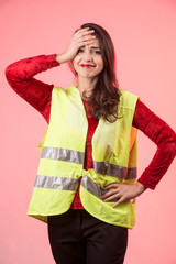 Ragazza mora che indossa una maglia rossa e un gilet giallo ad alta visibilità, è disperata e si...