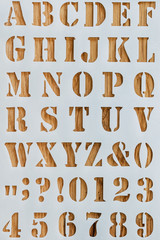 Lettres de l'alphabet et nombres découpé dans du bois avec fond blanc