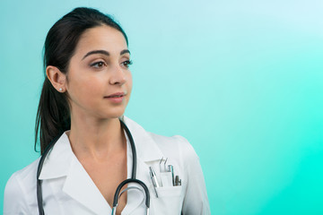 Medico con stetoscopio al collo camice bianco e un cartella in mano guarda seria, isolata su sfondo...